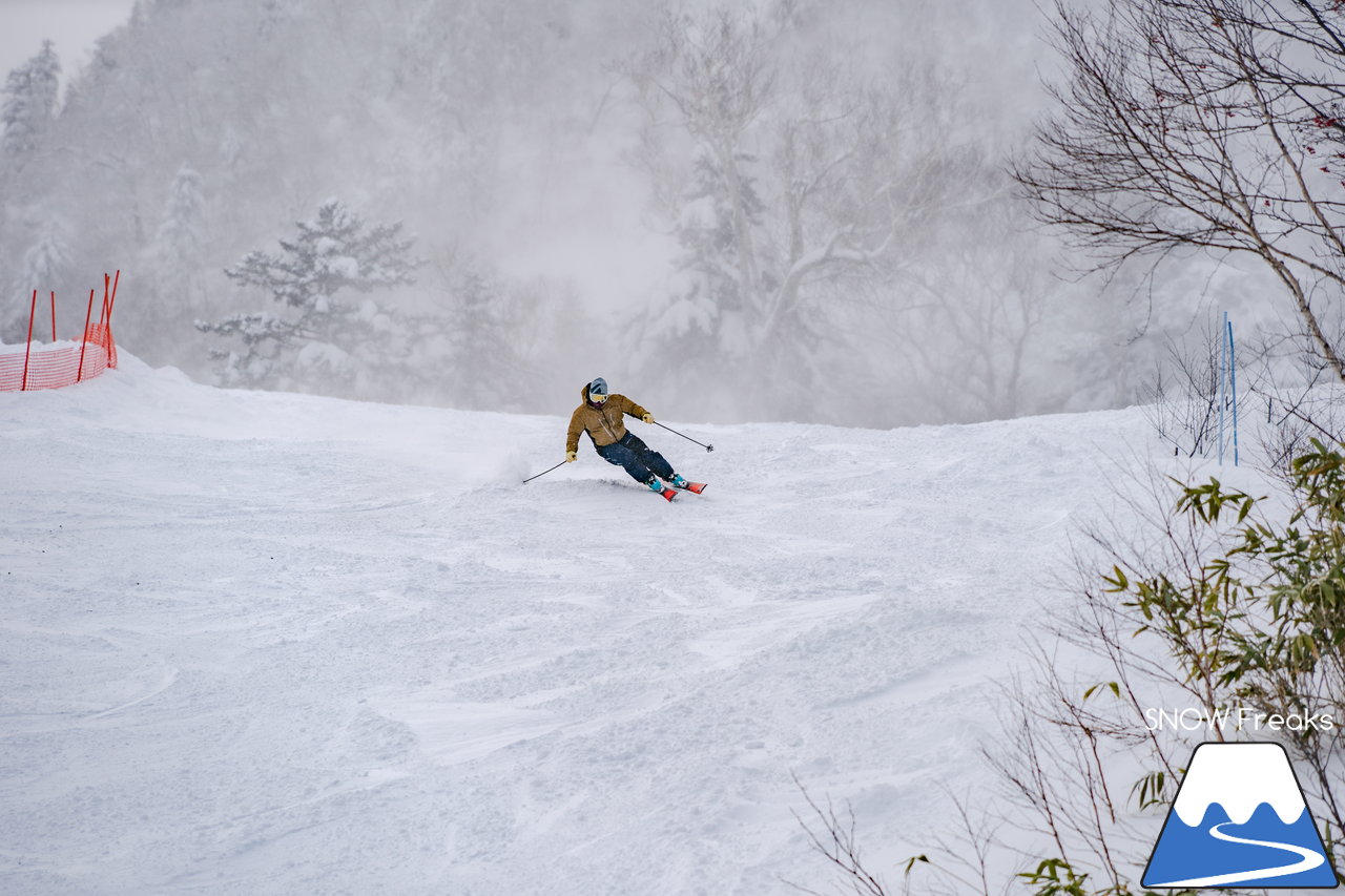 富良野スキー場｜標高1,074ｍ。富良野ZONE山頂エリア本日開放！山頂から山麓まで滑り応えたっぷり標高差約800ｍのロングダウンヒルと、ふわふわと舞う粉雪を同時に楽しめる富良野スキー場って、やっぱり凄い☆